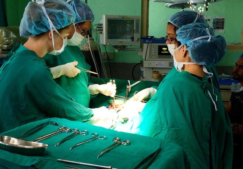 Medical volunteers helping doctors during surgery 