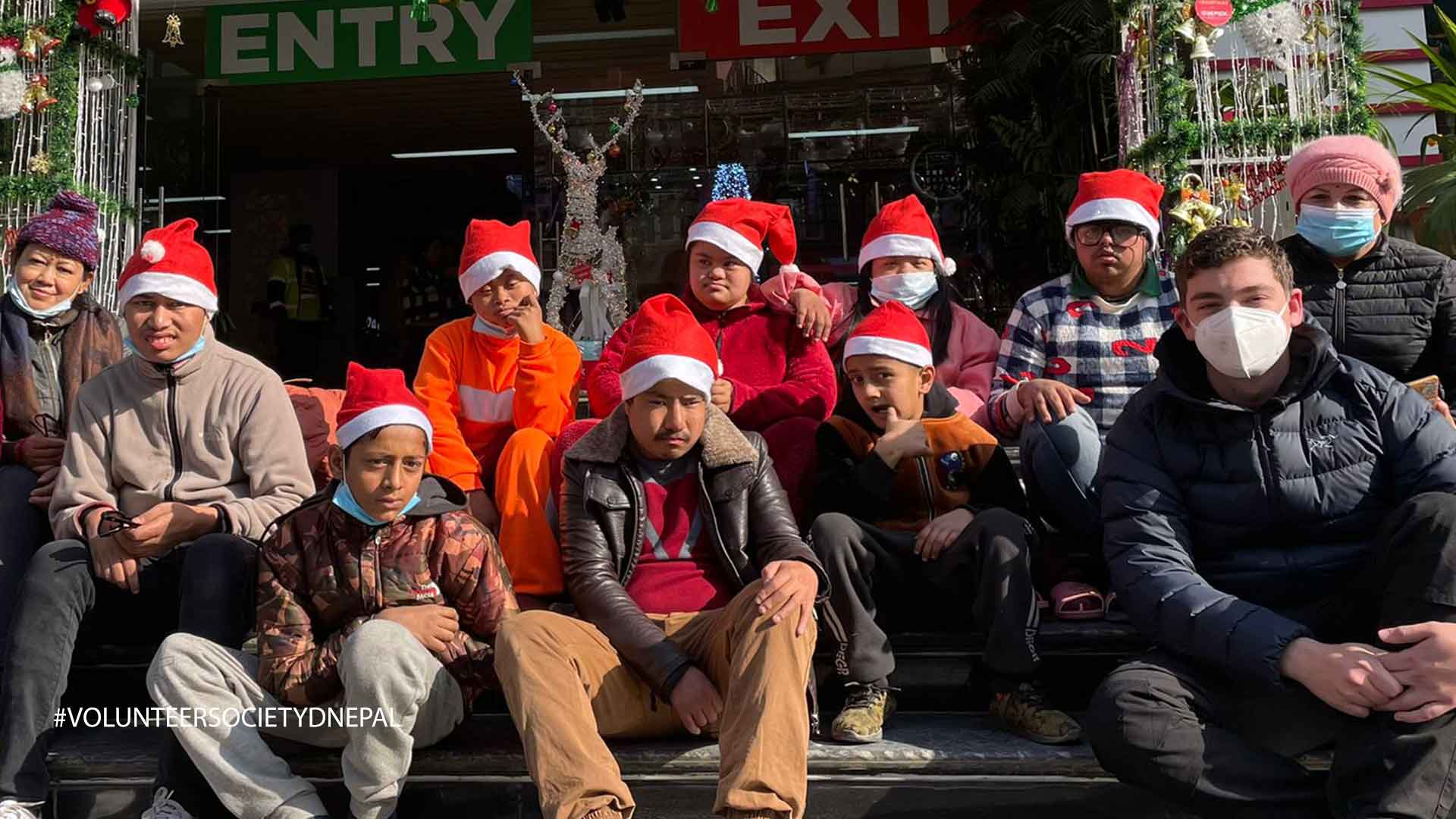 volunteering and trekking in nepal